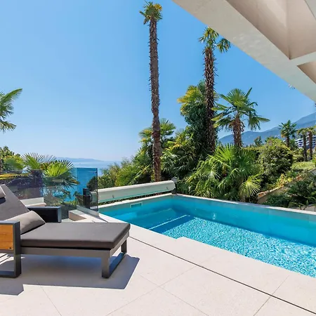 Beachfront Escape With Private Pool אופטיה