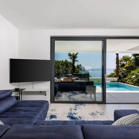 Beachfront Escape With Private Pool דירה אופטיה