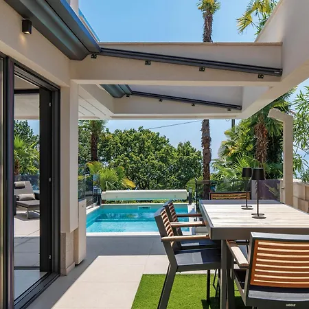 Beachfront Escape With Private Pool אופטיה