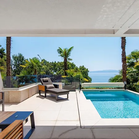 Beachfront Escape With Private Pool דירה *