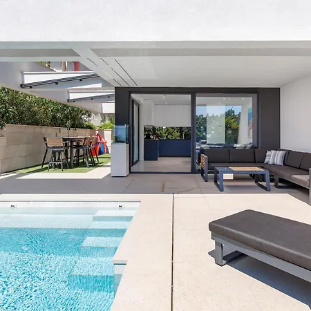 Beachfront Escape With Private Pool אופטיה