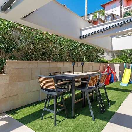 Beachfront Escape With Private Pool דירה