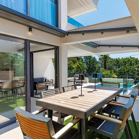 Beachfront Escape With Private Pool דירה *