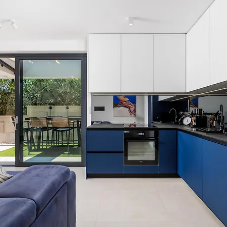 Beachfront Escape With Private Pool אופטיה
