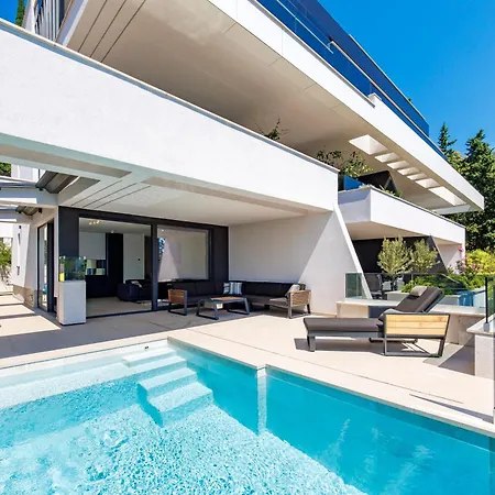 Beachfront Escape With Private Pool דירה אופטיה