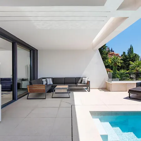 Beachfront Escape With Private Pool דירה