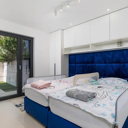 Beachfront Escape With Private Pool דירה *