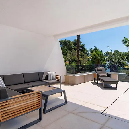 Beachfront Escape With Private Pool דירה אופטיה