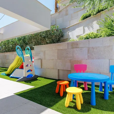 Beachfront Escape With Private Pool דירה