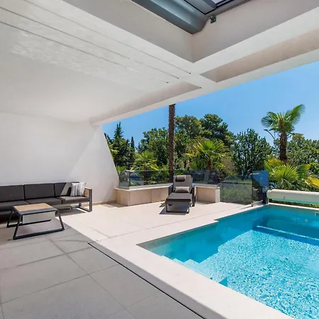 Beachfront Escape With Private Pool * אופטיה