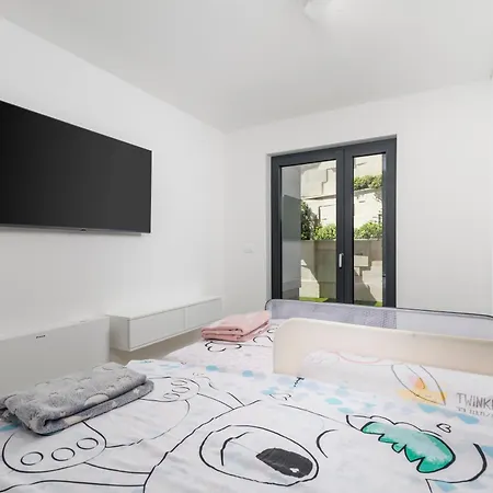 Beachfront Escape With Private Pool אופטיה