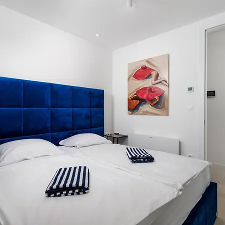 Beachfront Escape With Private Pool דירה