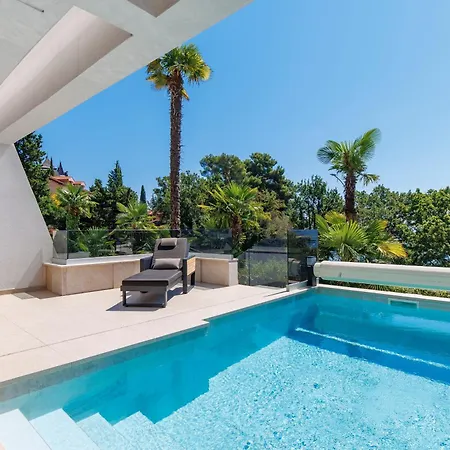 Beachfront Escape With Private Pool דירה *